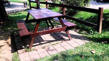 Kamu parkında estetik ahşap sandalye ve masa seti