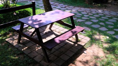 Kamu parkında estetik ahşap sandalye ve masa seti