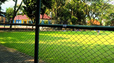 Güvenlik için tel örgüler kullanılıyor.