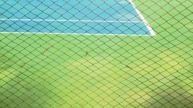 Güvenlik için tel örgüler kullanılıyor.