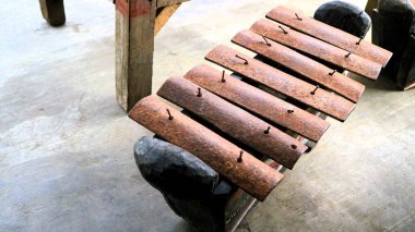 Gamelan, Endonezya geleneksel müzik topluluğu enstrümanları ahşap, bambu ve bronz ve pirinç gibi metallerden yapılmıştır..