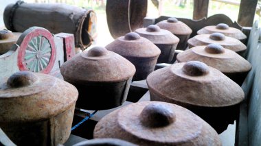 Gamelan, Endonezya geleneksel müzik topluluğu enstrümanları ahşap, bambu ve bronz ve pirinç gibi metallerden yapılmıştır..