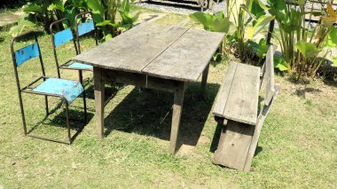 Bahçedeki eski, eski ahşap sandalye ve masa, açık hava konsepti, yaşlandırılmış kahve dükkanı veya restoran.