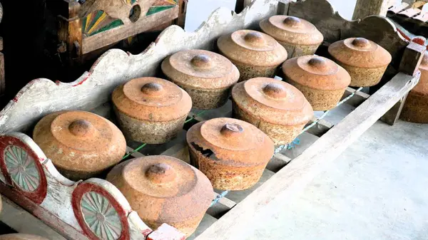 Gamelan, Endonezya geleneksel müzik topluluğu enstrümanları ahşap, bambu ve bronz ve pirinç gibi metallerden yapılmıştır..