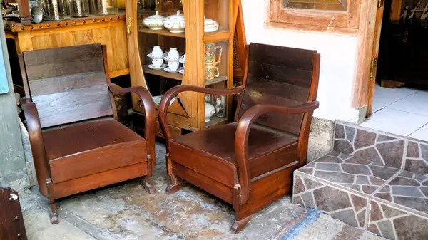 Bahçedeki eski, eski ahşap sandalye ve masa, açık hava konsepti, yaşlandırılmış kahve dükkanı veya restoran.