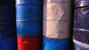 Antika arka plan için eski paslı fıçılar yığını, kopyalama alanı