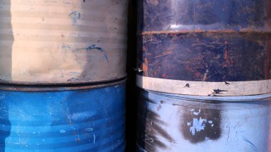 Antika arka plan için eski paslı fıçılar yığını, kopyalama alanı