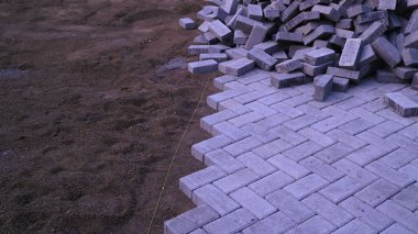  Döşeme bloğu yığını, gri soyut desenli arkaplan, kopyalama alanı