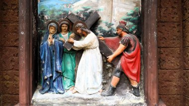 Çarmıhın İstasyonlarını tasvir eden bir duvar, Çarmıhın İstasyonlarını tasvir eden bir duvar heykeli, Dolorosa Vadisi 'nde acı çeken İsa.