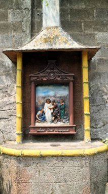 Çarmıhın İstasyonlarını tasvir eden bir duvar, Çarmıhın İstasyonlarını tasvir eden bir duvar heykeli, Dolorosa Vadisi 'nde acı çeken İsa.