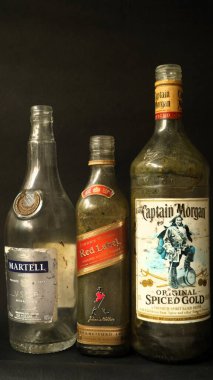 Eski tip içki şişeleri siyah, Martell, Red Label, ve Captain Morgan baharatlı altın