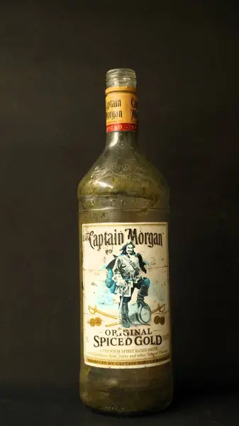 Eski likör şişeleri, Yüzbaşı Morgan altın baharatı.