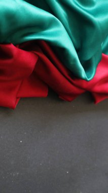 Noel kutlamaları için kırmızı ve yeşil soyut arkaplan, dalgalı desenli kumaş, kopyalama alanı