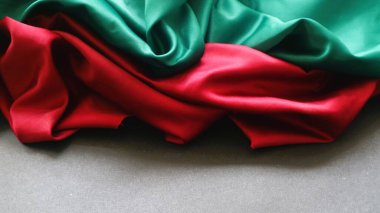 Noel kutlamaları için kırmızı ve yeşil soyut arkaplan, dalgalı desenli kumaş, kopyalama alanı