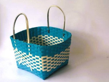 Kullanılmış plastik malzemelerden elde yapılmış basit poşetler izole edilmiş beyaz arka plan. Minimalist moda çantası konsepti