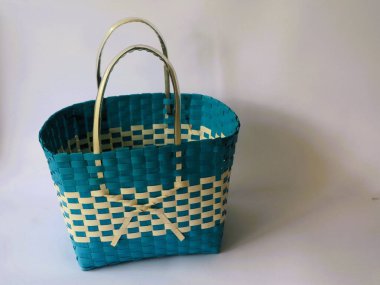 Kullanılmış plastik malzemelerden elde yapılmış basit poşetler izole edilmiş beyaz arka plan. Minimalist moda çantası konsepti