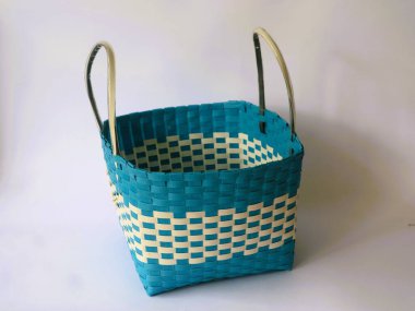 Kullanılmış plastik malzemelerden elde yapılmış basit poşetler izole edilmiş beyaz arka plan. Minimalist moda çantası konsepti