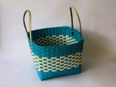 Kullanılmış plastik malzemelerden elde yapılmış basit poşetler izole edilmiş beyaz arka plan. Minimalist moda çantası konsepti