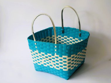 Kullanılmış plastik malzemelerden elde yapılmış basit poşetler izole edilmiş beyaz arka plan. Minimalist moda çantası konsepti