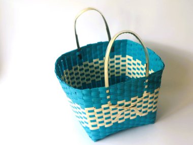 Kullanılmış plastik malzemelerden elde yapılmış basit poşetler izole edilmiş beyaz arka plan. Minimalist moda çantası konsepti