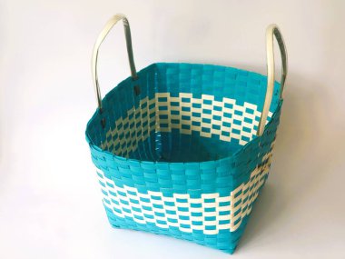 Kullanılmış plastik malzemelerden elde yapılmış basit poşetler izole edilmiş beyaz arka plan. Minimalist moda çantası konsepti