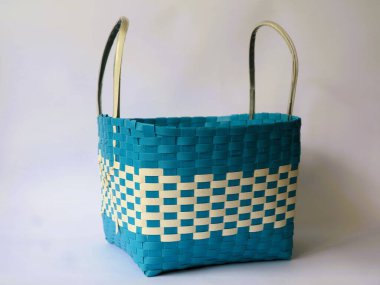 Kullanılmış plastik malzemelerden elde yapılmış basit poşetler izole edilmiş beyaz arka plan. Minimalist moda çantası konsepti