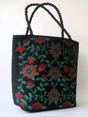 Kullanılmış plastik malzemelerden elde yapılmış basit poşetler izole edilmiş beyaz arka plan. Minimalist moda çantası konsepti
