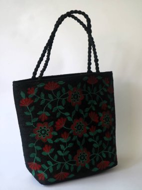 Kullanılmış plastik malzemelerden elde yapılmış basit poşetler izole edilmiş beyaz arka plan. Minimalist moda çantası konsepti