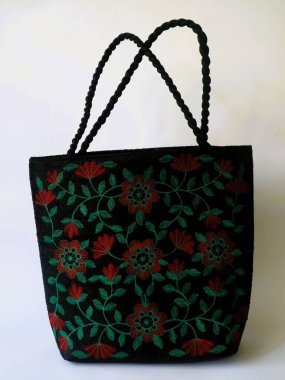 Kullanılmış plastik malzemelerden elde yapılmış basit poşetler izole edilmiş beyaz arka plan. Minimalist moda çantası konsepti