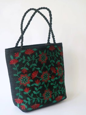 Kullanılmış plastik malzemelerden elde yapılmış basit poşetler izole edilmiş beyaz arka plan. Minimalist moda çantası konsepti