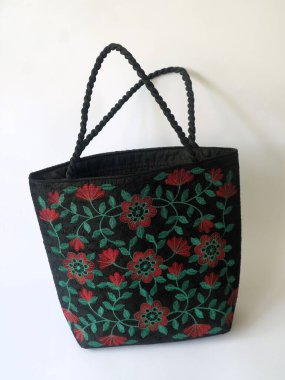 Kullanılmış plastik malzemelerden elde yapılmış basit poşetler izole edilmiş beyaz arka plan. Minimalist moda çantası konsepti