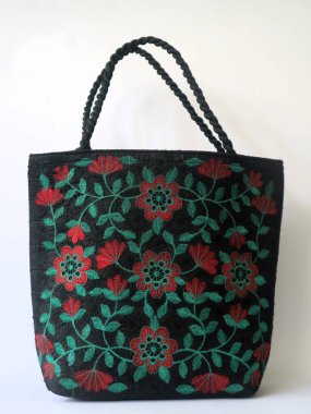 Kullanılmış plastik malzemelerden elde yapılmış basit poşetler izole edilmiş beyaz arka plan. Minimalist moda çantası konsepti
