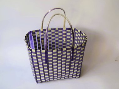 Kullanılmış plastik malzemelerden elde yapılmış basit poşetler izole edilmiş beyaz arka plan. Minimalist moda çantası konsepti