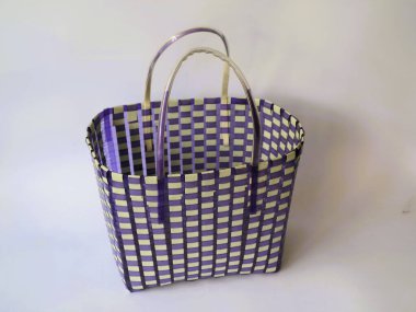 Kullanılmış plastik malzemelerden elde yapılmış basit poşetler izole edilmiş beyaz arka plan. Minimalist moda çantası konsepti
