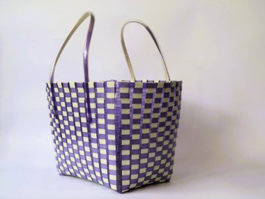 Kullanılmış plastik malzemelerden elde yapılmış basit poşetler izole edilmiş beyaz arka plan. Minimalist moda çantası konsepti