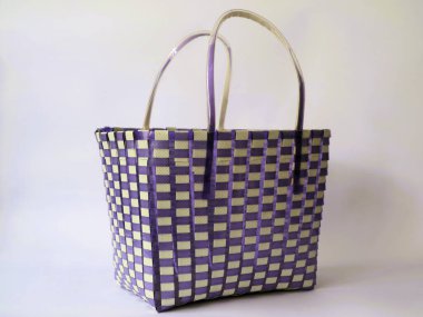 Kullanılmış plastik malzemelerden elde yapılmış basit poşetler izole edilmiş beyaz arka plan. Minimalist moda çantası konsepti