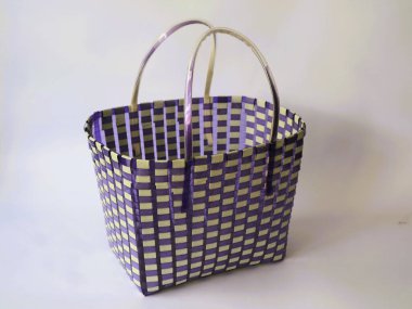 Kullanılmış plastik malzemelerden elde yapılmış basit poşetler izole edilmiş beyaz arka plan. Minimalist moda çantası konsepti