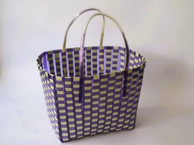 Kullanılmış plastik malzemelerden elde yapılmış basit poşetler izole edilmiş beyaz arka plan. Minimalist moda çantası konsepti