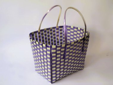 Kullanılmış plastik malzemelerden elde yapılmış basit poşetler izole edilmiş beyaz arka plan. Minimalist moda çantası konsepti
