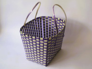 Kullanılmış plastik malzemelerden elde yapılmış basit poşetler izole edilmiş beyaz arka plan. Minimalist moda çantası konsepti