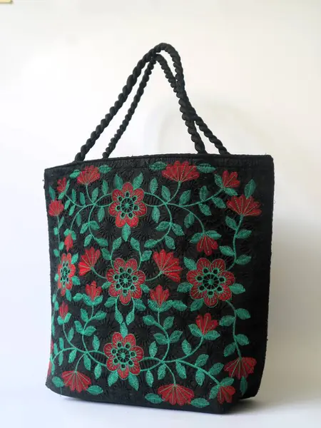 Kullanılmış plastik malzemelerden elde yapılmış basit poşetler izole edilmiş beyaz arka plan. Minimalist moda çantası konsepti