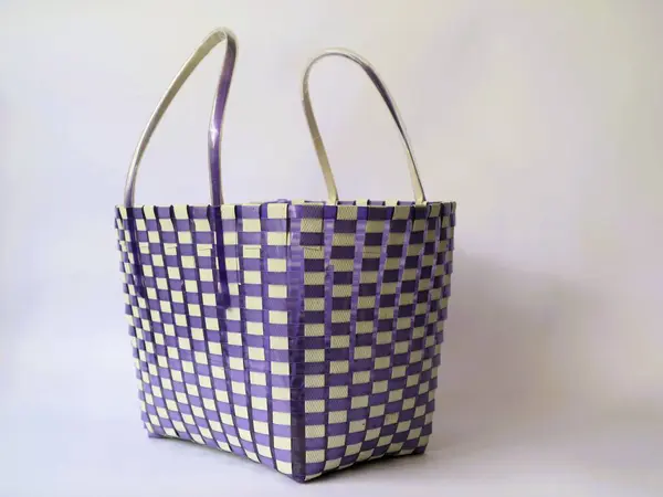 Kullanılmış plastik malzemelerden elde yapılmış basit poşetler izole edilmiş beyaz arka plan. Minimalist moda çantası konsepti