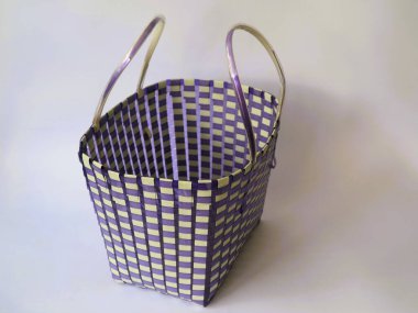 Kullanılmış plastik malzemelerden elde yapılmış basit poşetler izole edilmiş beyaz arka plan. Minimalist moda çantası konsepti