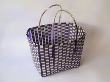 Kullanılmış plastik malzemelerden elde yapılmış basit poşetler izole edilmiş beyaz arka plan. Minimalist moda çantası konsepti