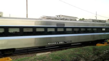 Kotabaru tren istasyonu, Malang, Doğu Java, Endonezya 'ya gitmek için hazır.