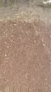 Sahildeki küçük dalgalar, kıyıdaki küçük dalgalar. Sakin ve sığ sularda hafif dalgalar dans etti. Yumuşak, mırıltılı dalgalar yatıştırıcı bir ninni yarattı. Kondang Merak Sahili, Malang, Doğu Java Endonezya