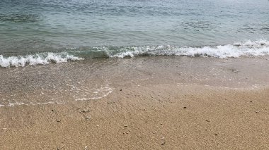 Sahildeki küçük dalgalar, kıyıdaki küçük dalgalar. Malang Endonezya 'daki Sany Beach Kondang Merak Sahili