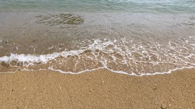 Sahildeki küçük dalgalar, kıyıdaki küçük dalgalar. Malang Endonezya 'daki Sany Beach Kondang Merak Sahili
