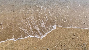 Sahildeki küçük dalgalar, kıyıdaki küçük dalgalar. Malang Endonezya 'daki Sany Beach Kondang Merak Sahili