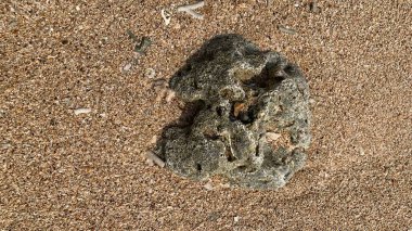 Engebeli, dokulu kayalar ince taneli, kumlu plajla çok güzel tezat oluşturuyor. Turkuaz sulara karşı kahverengiler, griler ve kremlerden oluşan çarpıcı bir doğal palet oluşturuyor..